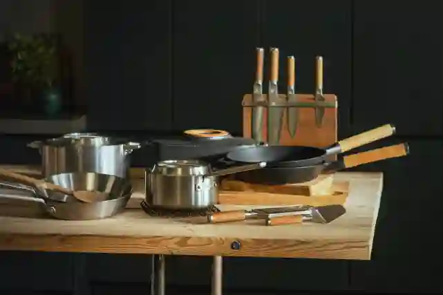 Fiskars tuotteita keittiön pöydällä. Esimerkiksi veitsiä ja paistinpannuja. Ostoksille!