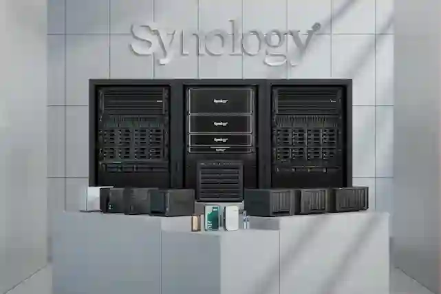 Valikoima Synologyn tuotteita ja Synologyn logo.