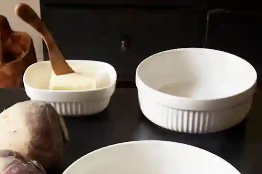 Erikokoisia ja muotoisia uunivuokia. Pienimmässä voita ja voiveitsi.