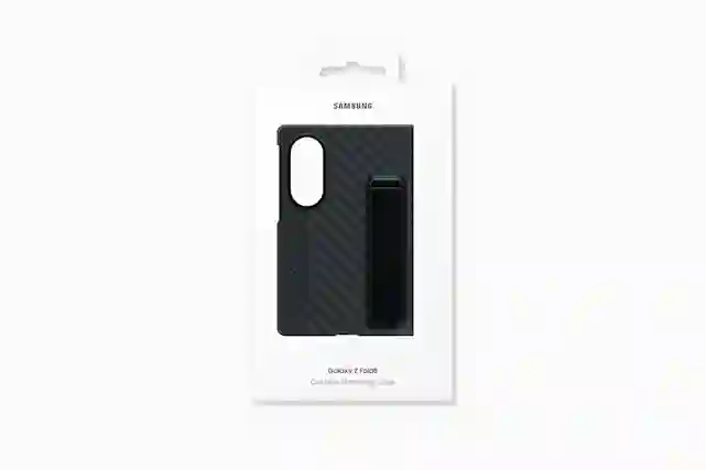 Samsung Galaxy Z Fold8 Carbon Standing Case protective cover in package, black carbon fiber patterned case with integrated stand.