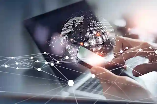 Henkilö näppäilee puhelinta taustalla tietokone