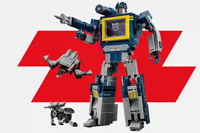 LEGO Icons 10358 Transformers: Soundwave harmaapunaisella taustalla.