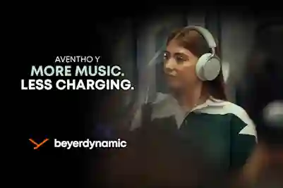 Nainen käyttää vaaleanvihreät Beyerdynamic Aventho Y -kuulokkeet. Teksti: MORE MUSIC. LESS CHARGING.