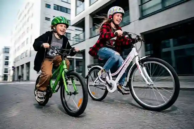 Kaksi lasta pyöräilee urbaanissa maisemassa Atalan ja Inseran uusilla pyöräillä. Tutustu! (Ai-työkalulla tehty kuva)