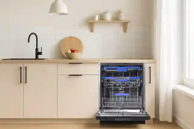 Ströme astianpesukoneen sisusta, jossa kolme eri täyttötasoa. Kone osana Scandinaavista keittiötä. Huone generoitu tekoälyllä.