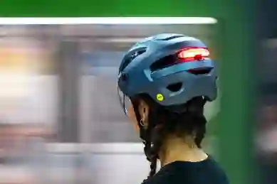 Takaa kuvattu pyöräilijä pyöräilykypärä päässään