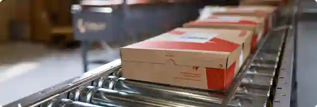 Paketteja liukuu linjastossa Verkkokauppa.comin varastolla.