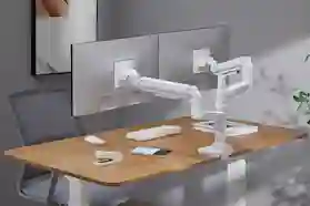 Pöytään kiinnitetty monitorivarsi, jossa on kaksi vartta kahdelle näytölle.