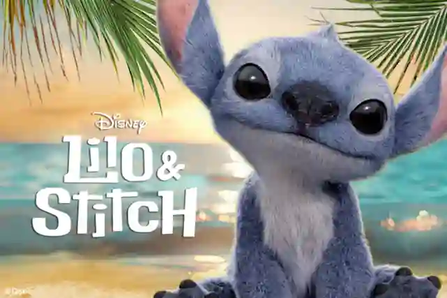 Disney-logo. Alla teksti Lilo & Stitch. Vieressä Stitch istuu rannalla.