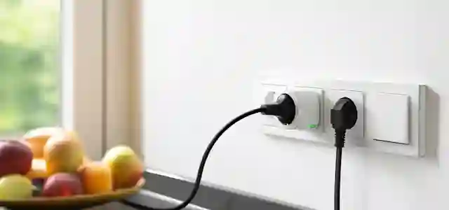 Keittiössä älypistorasiassa ohjaamassa onko laite päällä vai pois päältä.