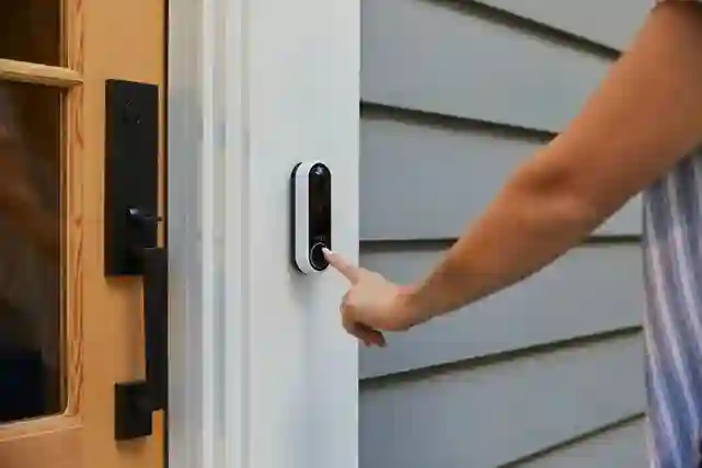 Mies painaa Arlon video-ovikellon painiketta ulko-ovella.