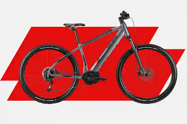 Harmaa Atala-merkkinen sähkömaastopyörä sivuprofiilissa valkoista taustaa vasten. Pyörässä on etujousitus, levyjarrut ja akku integroituna runkoon, taustalla punainen graafinen muoto.