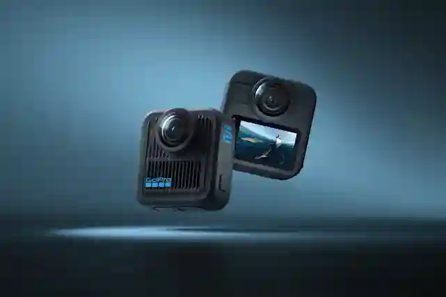 Kuvassa kaksi GoPro MAX2 action-kameraa.