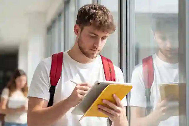 Henkilöllä Tucanon-suojakuorella varustettu tabletti kädessä.