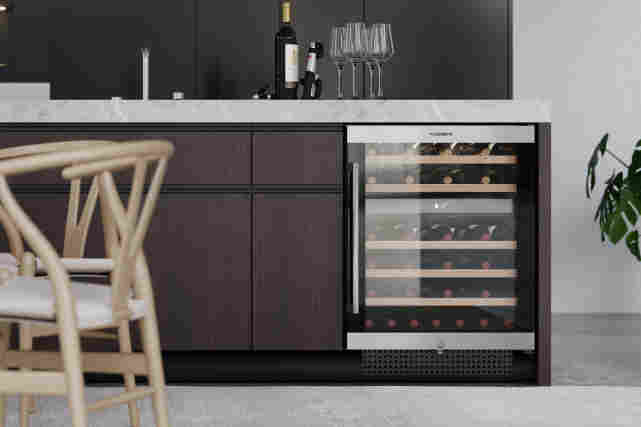 Dometicin viinikaappi asennettu tyylikkääseen moderniin keittiöön.