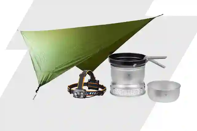 Ticket to the moon MoonTarp -katos, Fenixin otsalamppu ja trangia. Taustalla vihreä V-logo.