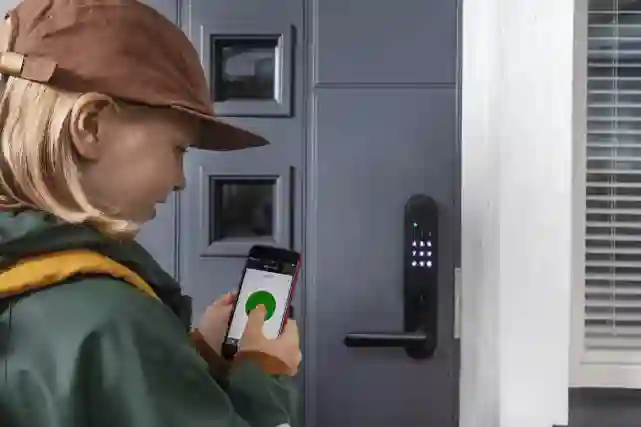 Poika on tulossa kotiin. Hänellä on kädessä älypuhelin, jolla hän avaa älylukolla lukitun oven. Tutustu älylukkoihin!