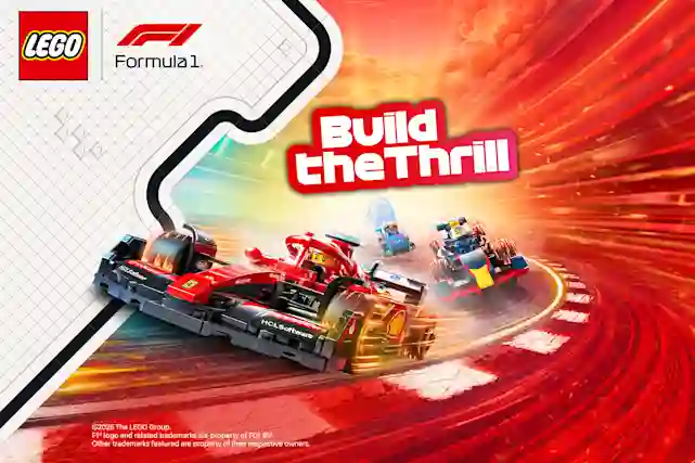 LEGO ja F1 -logot. Alapuolella kiihdyttelee LEGO formula-autot ja yläpuolella teksti:"Buil the Thrill!".