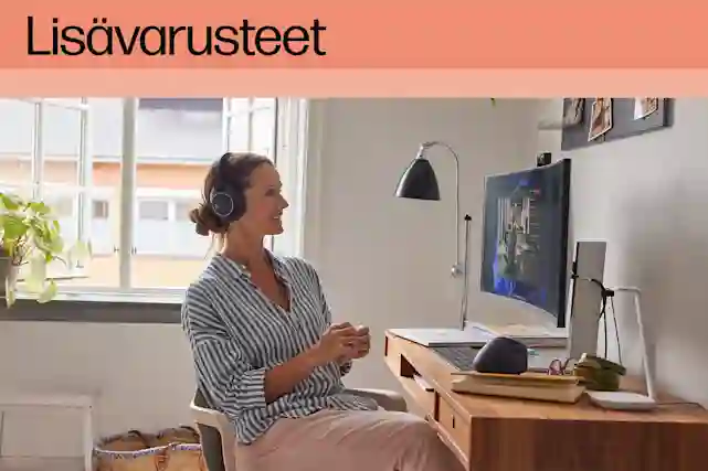 Nainen työpöydällä kuulokkeet päässä. Teksti: Lisävarusteet