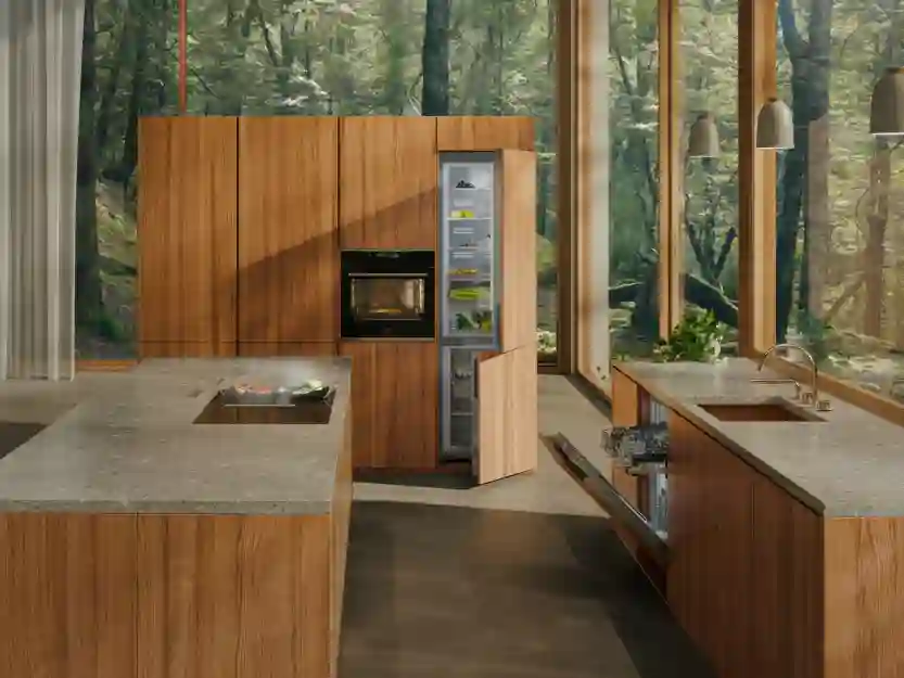 Electrolux Ecoline-kodinkoneet puunvärisessä keittiössä jossa on isot ikkunat. Ikkunasta näkee että taloa ympäröi vihreä metsä.