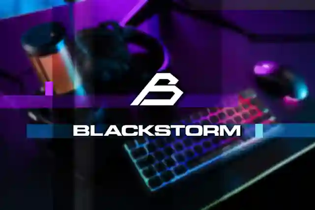 Blackstorm-logo RGB-valaistujen pelioheislaitteiden, kuten näppäimistön, hiiren ja kuulokkeiden, edessä.