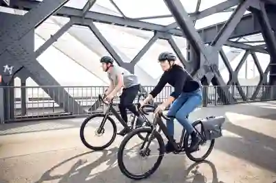Nainen ja mies pyöräilemässä sillalla
