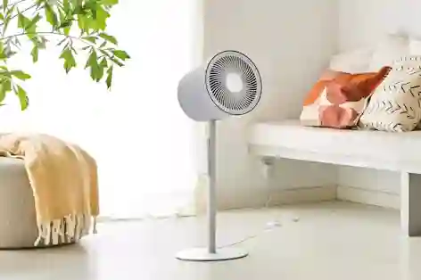 Harmaa Stadler Form Sion -lattiatuuletin kuvattuna skandinaavisessa asunnossa.