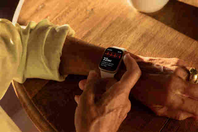 Mies tutkii Apple Watchin mittaustuloksia. Tutustu tästä Apple Watch -valikoimaan!