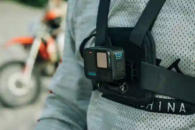 Rinnan ympärillä vyöpidike, johon saa GoPro-kameran kiinni.