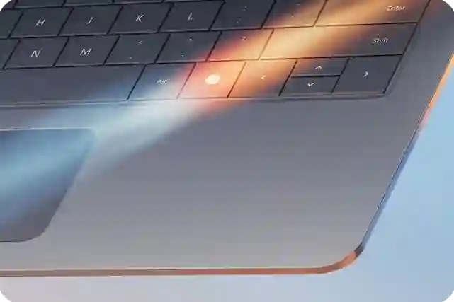 Microsoft CoPilot näppäin valaistuna läppärissä.