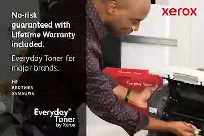 Henkilö vaihtaa punaista Xerox Everyday Toner -värikasettia tulostimeen. Elinikäinen takuu sisältyy.