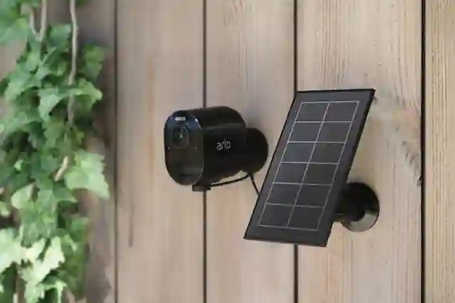 Arlon valvontakameraan yhdistetty aurinkopaneeli josta se saa virtansa.
