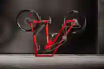 Punaisesta polkupyörästä väännetty V-logo