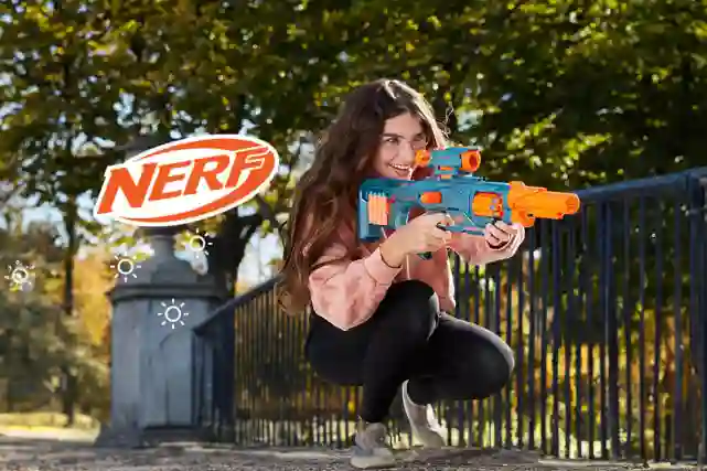 Lapsi pitää hauskaa Nerf blasterilla. Vieressä Nerf-logo