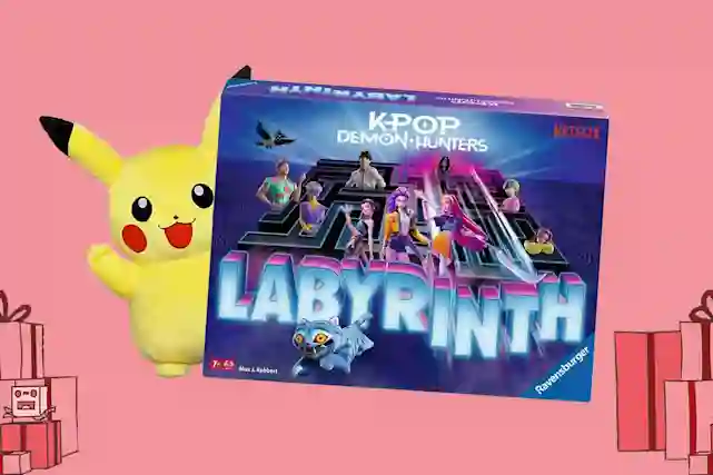 Pikachu-pehmolelu ja Labyrinth KPOP Demon Hunters -lautapeli vaaleanpunaisella taustalla, jossa lahjapaketteja.