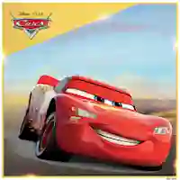 Den röda racerbilen Blixten McQueen från Disney Pixars film Bilar kör på banan i solnedgången.