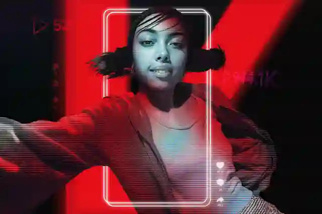 Kuvassa henkilö, joka tulee osittain ulos puhelimen kehyksistä. Vieressä tiktokista tutut buttonit. Osallistu Verkkokauppa.comin kampanjaan. TikTok Viral Payback - Näyttökerrat palkitsee.