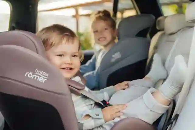 Pienet lapset turvaistuimissa auton takapenkillä