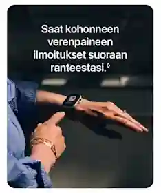 Henkilö osoittaa ranteessaan olevaa Apple Watch ‑älykelloa sisätilassa. Kellon näytöllä näkyy terveysilmoitus. Yläosassa teksti ”Saat kohonneen verenpaineen ilmoitukset suoraan ranteestasi.”