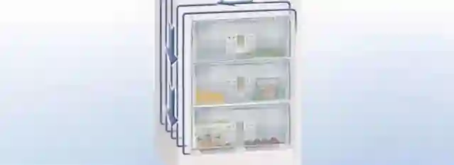 Kuvassa pakastimen sisätilat jossa näytetään miten SmartFrost vähentää sisätilan huurtumista.