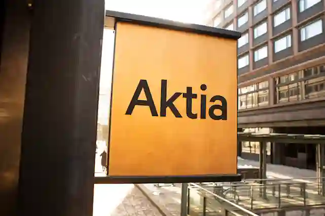 Aktian logo oranssinvärisessä kyltissä Helsingin keskustassa.