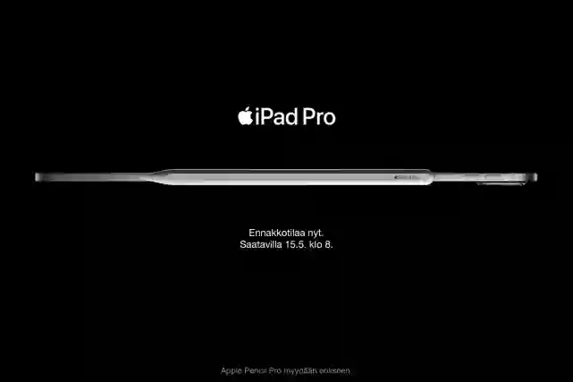 Apple-logo. Vieressä teksti:"iPad Pro". Uusi iPad kuvattu ylhäältäpäin. Tabletin päällä uusi Apple Pencil Pro. Kuvasta on nähtävissä, että kynä on tablettia paksumpi. Saatavilla 15.5. kello 8. Ennakkotilaa nyt.