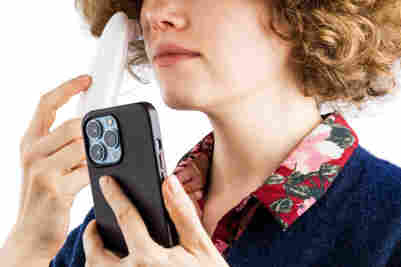 Nainen poistaa kasvoistaa mustapäitä Srömen mustapäänpoistajalla ja katsoo puhelimestaan tuloksia.