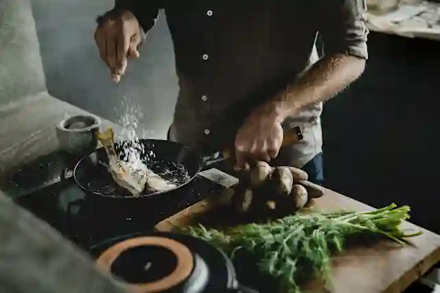 Fiskars Norden -tuotteilla valmistetaan ruokaa keittiössä. Ostoksille!