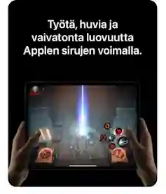 Kädet pitelevät tablettia, jossa näkyy pelattavana toimintapeli. Teksti: Töitä, huvia ja vaivatonta luovuutta Applen sirujen voimalla.