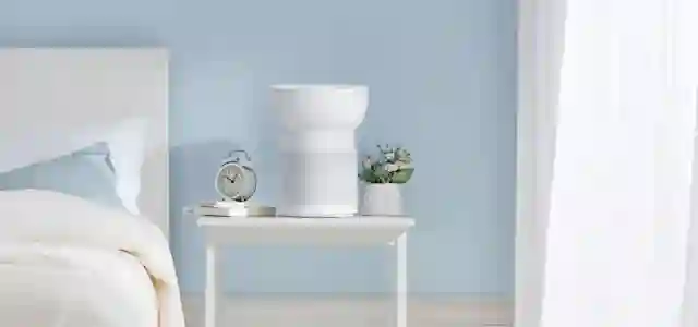 Ilmanpuhdistin yöpöydällä makuuhuoneessa.