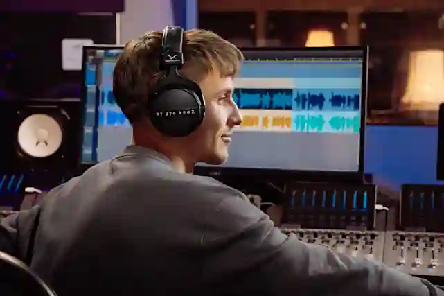 Musiikintuottaja Beyerdynamic-kuulokkeet päässä