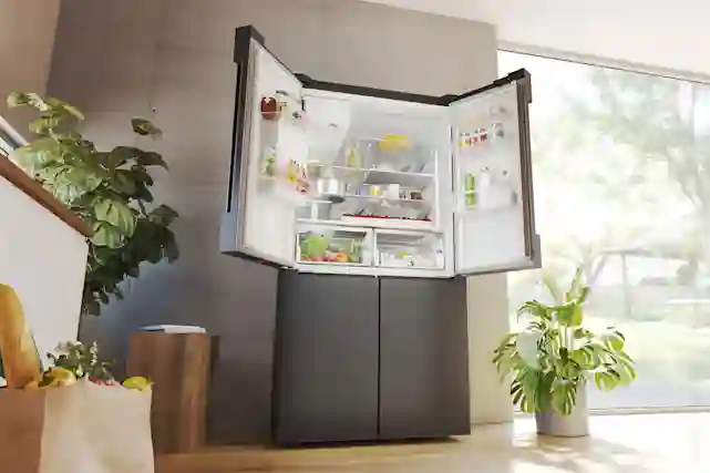 Kaksiovinen jääkaappipakastin, jonka sisällä erilaisia ruokia.