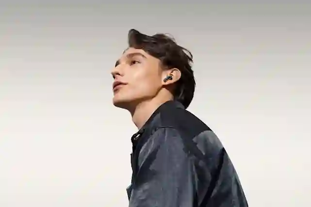A man wearing earbuds
