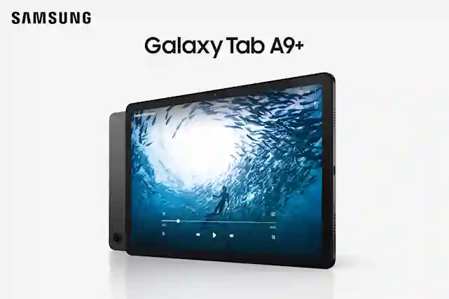 Samsung-logo ja teksti:"Galaxy Tab A9+". Alapuolella tabletti jossa pyörii sukellus video.